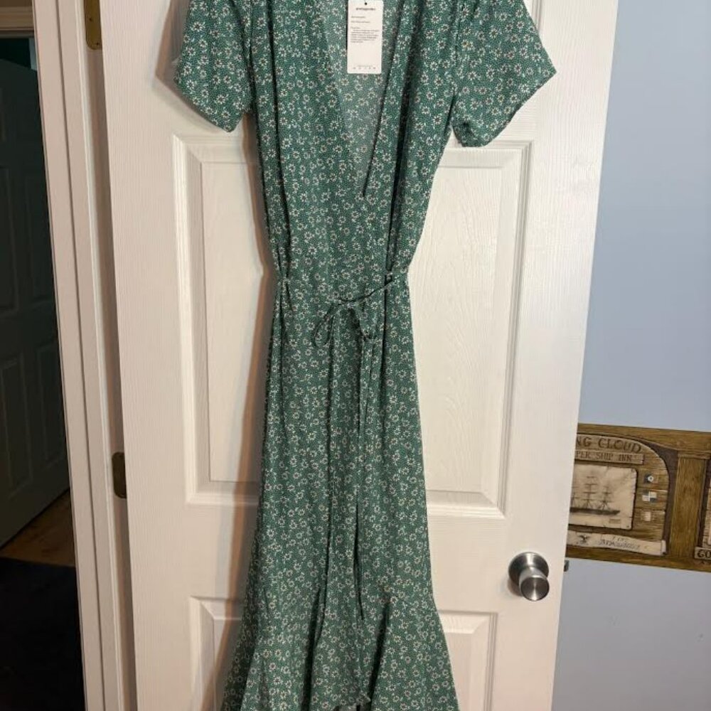 Pretty Garden wrap dress, flowered, NWT, size L